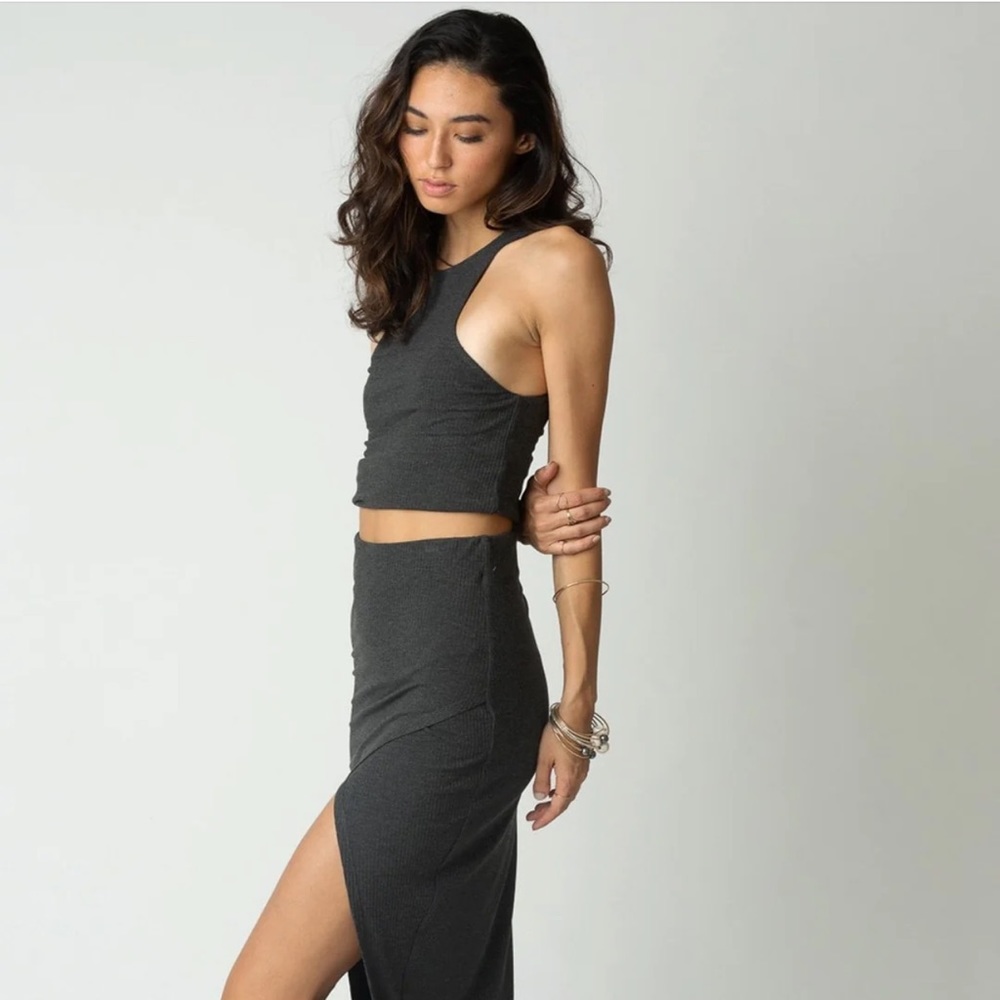 THE CUT AWAY RIB CROP in Charcoal (X-Small)